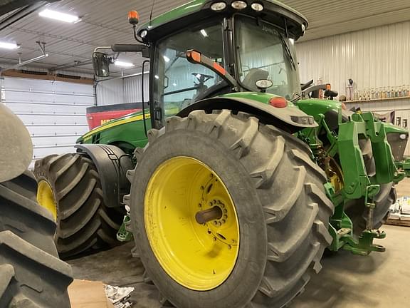 Image of John Deere 8260R equipment image 4