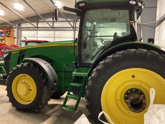 Image of John Deere 8260R equipment image 4