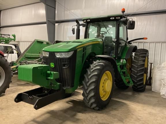 Image of John Deere 8260R equipment image 1