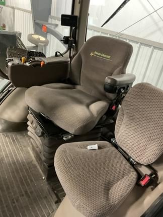 Image of John Deere 8260R equipment image 3