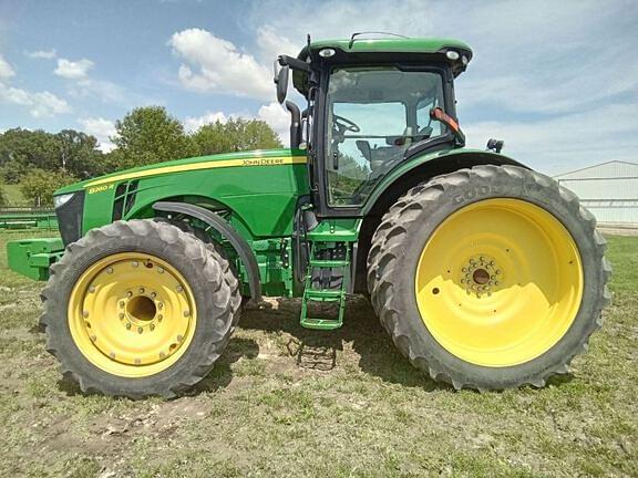 Image of John Deere 8260R equipment image 1