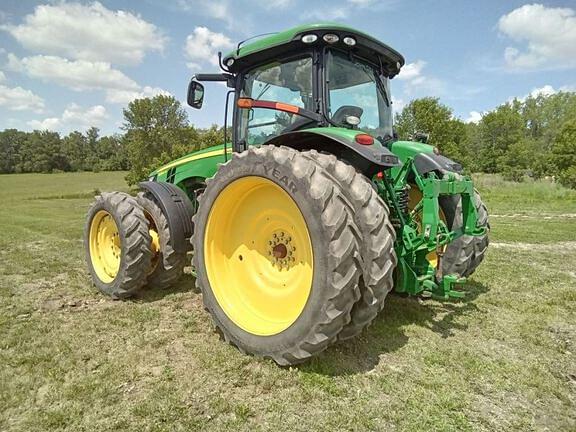 Image of John Deere 8260R equipment image 2