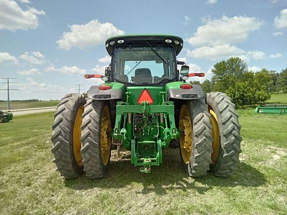 Image of John Deere 8260R equipment image 3