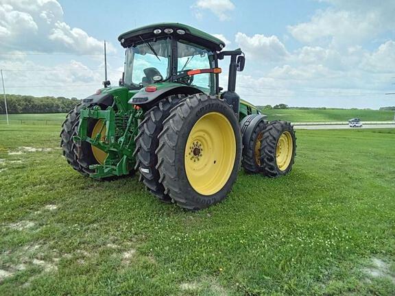Image of John Deere 8260R equipment image 2