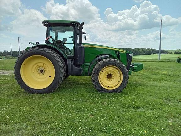 Image of John Deere 8260R equipment image 1