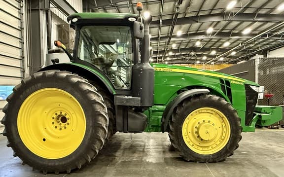 Image of John Deere 8260R equipment image 2