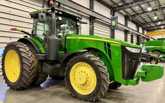 Image of John Deere 8260R equipment image 1