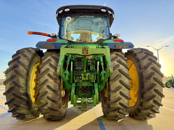 Image of John Deere 8260R equipment image 4