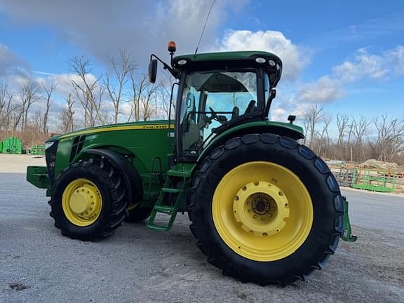 Image of John Deere 8260R equipment image 1