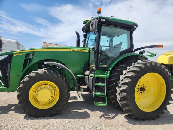 Image of John Deere 8260R equipment image 2