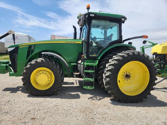 Image of John Deere 8260R equipment image 1