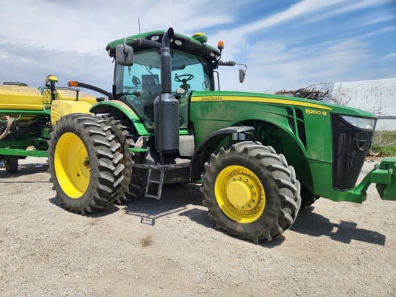 Image of John Deere 8260R equipment image 4