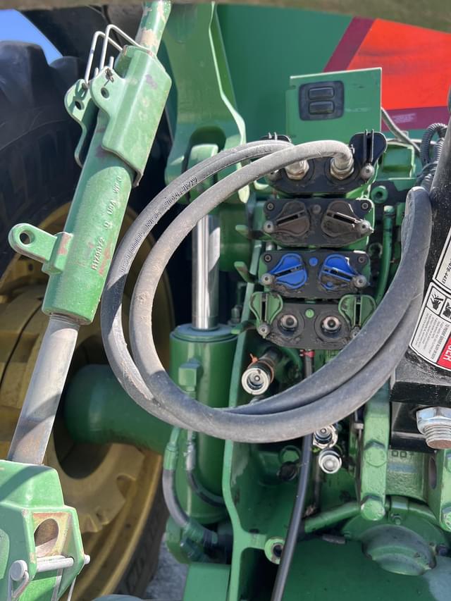 Image of John Deere 8260R equipment image 2