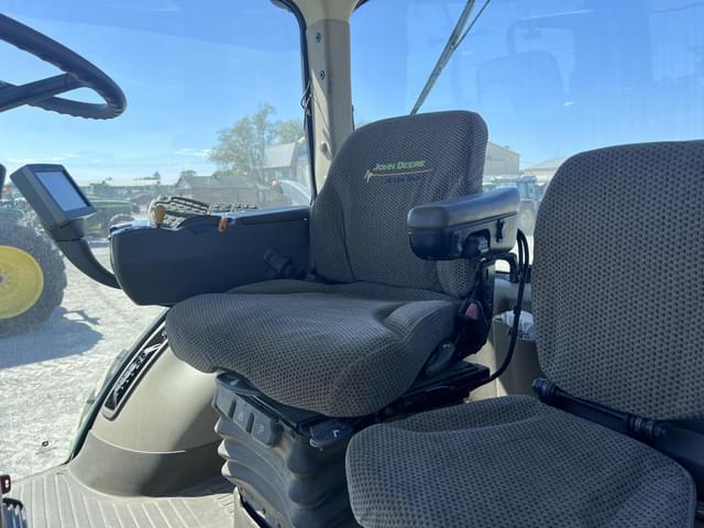 Image of John Deere 8260R equipment image 4
