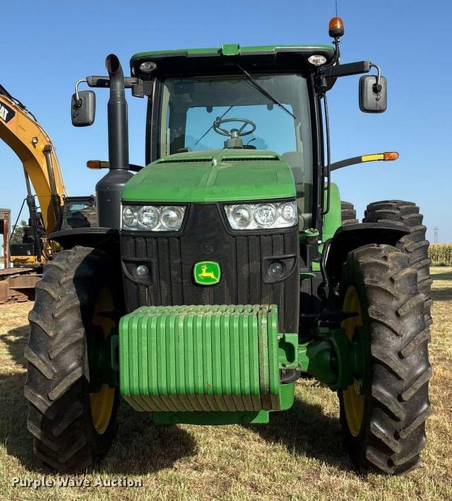 Image of John Deere 8260R equipment image 1