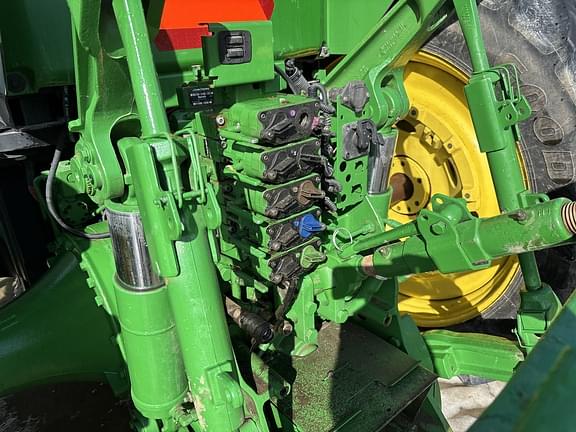 Image of John Deere 8285R equipment image 1