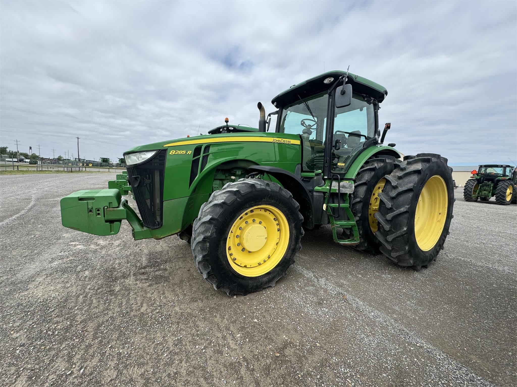 2011 John Deere 8285R Equipment Image0