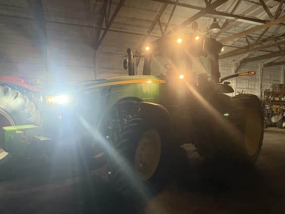 Image of John Deere 8285R equipment image 2