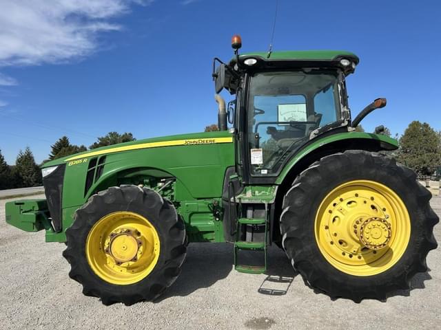 Image of John Deere 8285R equipment image 2