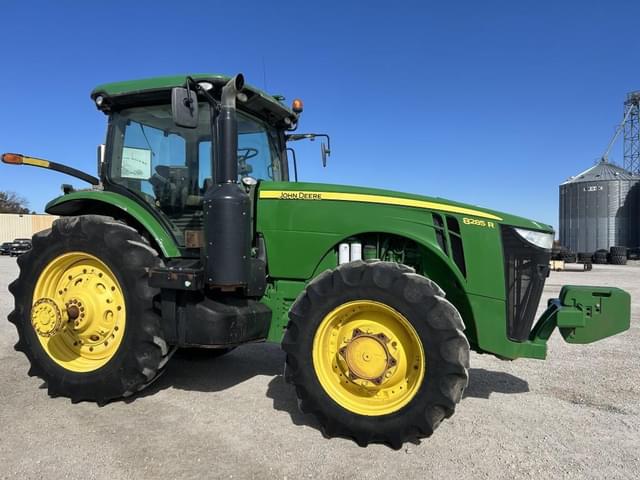 Image of John Deere 8285R equipment image 1