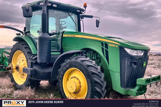 Image of John Deere 8285R equipment image 2