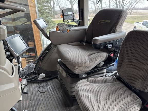 Image of John Deere 8285R equipment image 1