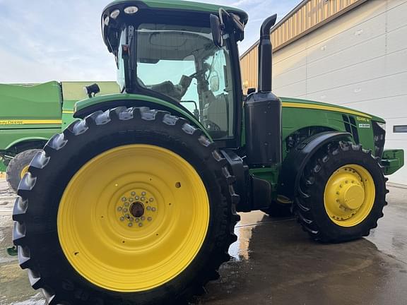 Image of John Deere 8285R equipment image 2
