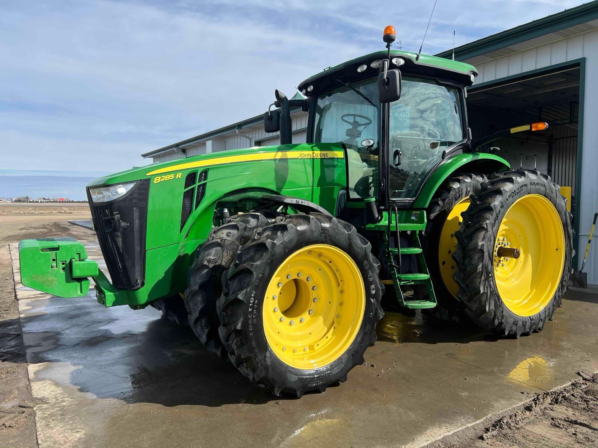 2011 John Deere 8285R Equipment Image0