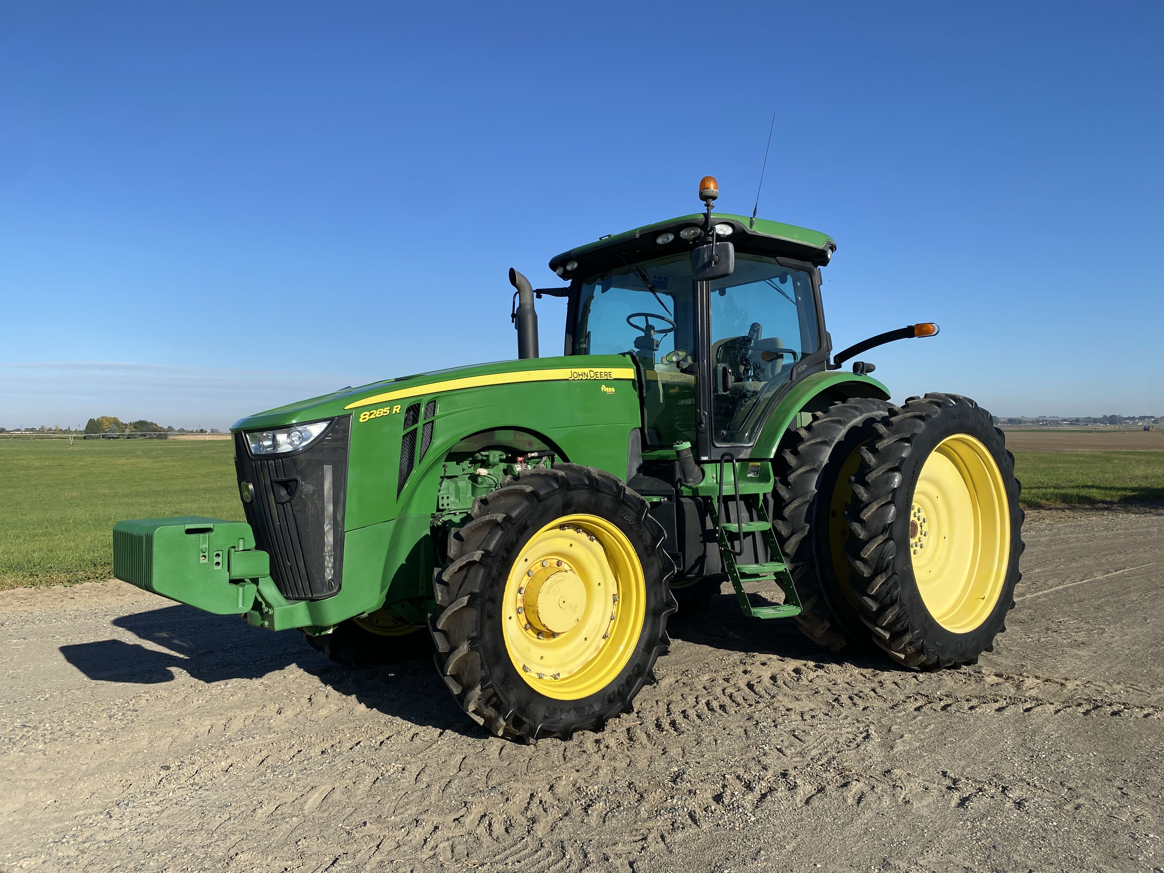 2011 John Deere 8285R Equipment Image0