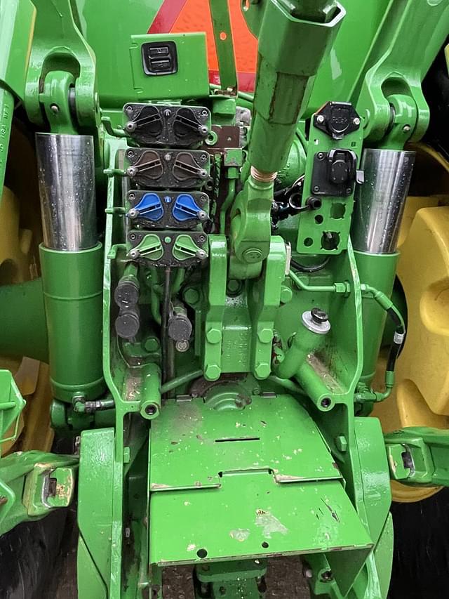 Image of John Deere 8320R equipment image 3