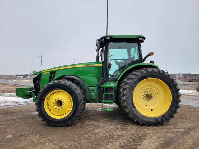 Image of John Deere 8335R equipment image 1