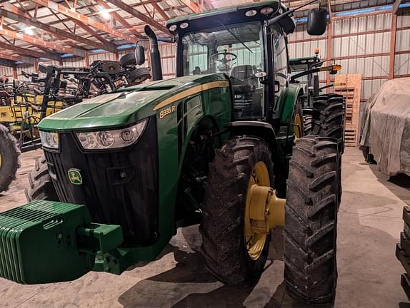 Image of John Deere 8335R equipment image 4