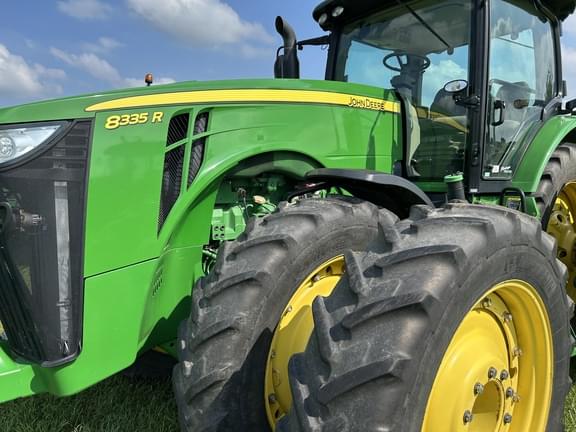 Image of John Deere 8335R equipment image 1