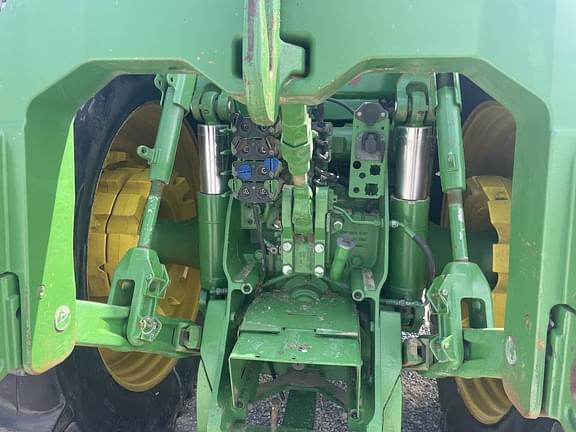 Image of John Deere 8335R equipment image 1