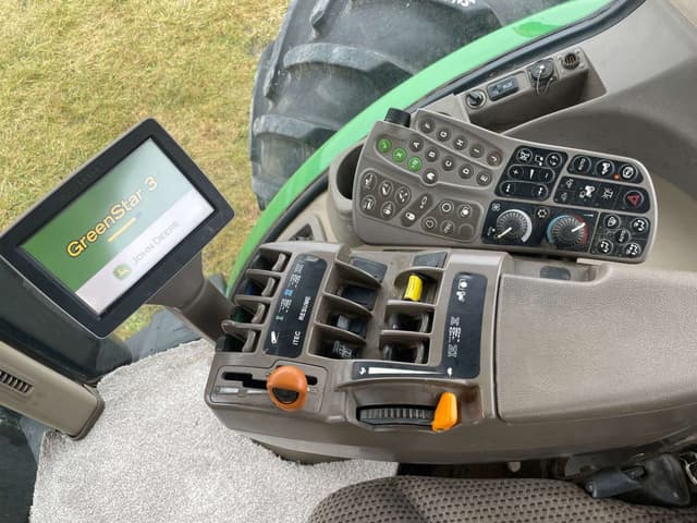 Image of John Deere 8335R equipment image 1