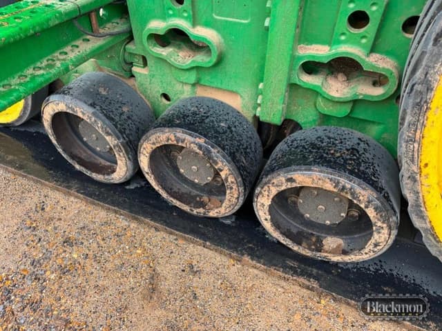 Image of John Deere 8335RT equipment image 3