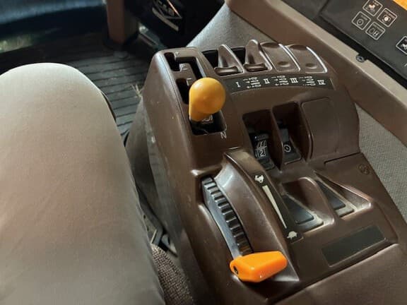 Image of John Deere 9530 equipment image 1