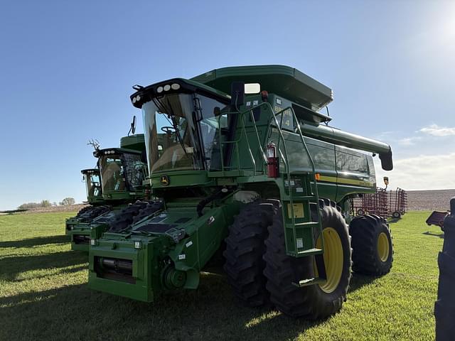 Image of John Deere 9770 STS equipment image 1