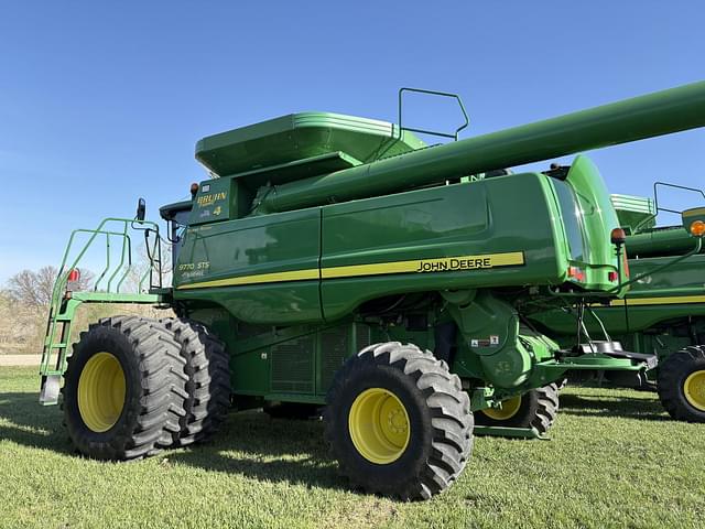 Image of John Deere 9770 STS equipment image 2