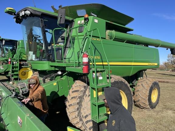 Image of John Deere 9770 STS equipment image 4