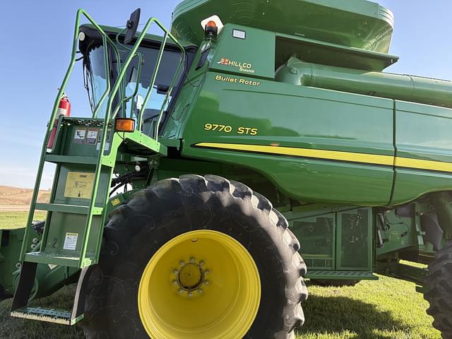 Image of John Deere 9770 STS equipment image 2