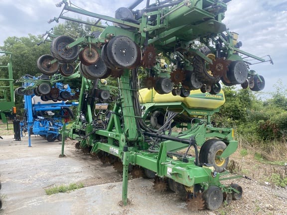 2011 John Deere DR18 Equipment Image0
