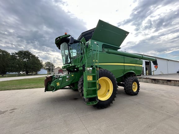 Main image John Deere S670