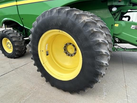 Image of John Deere S670 equipment image 4