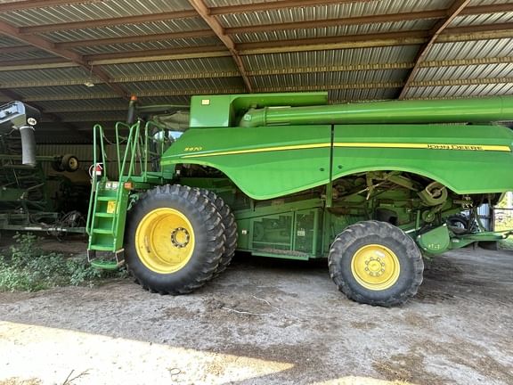 2011 John Deere S670 Equipment Image0