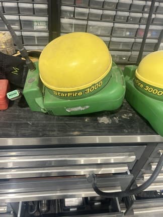 Image of John Deere StarFire 3000 equipment image 2