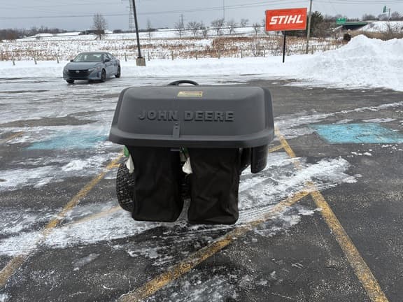 Image of John Deere X304 equipment image 3