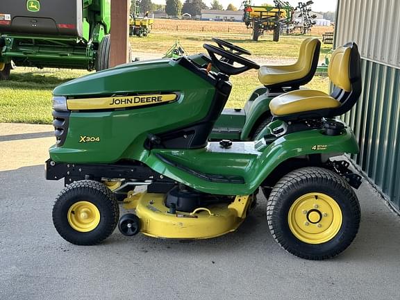 Image of John Deere X304 equipment image 3