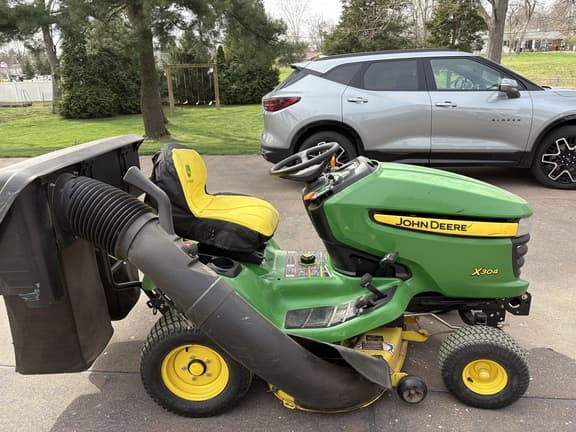Image of John Deere X304 equipment image 4