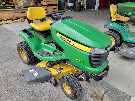 Image of John Deere X304 equipment image 1